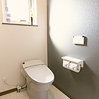 1Fトイレ。タンクレストイレを使うことで、余裕のある空間になります。また、節水型タイプなので家計にも優しいトイレになっています。